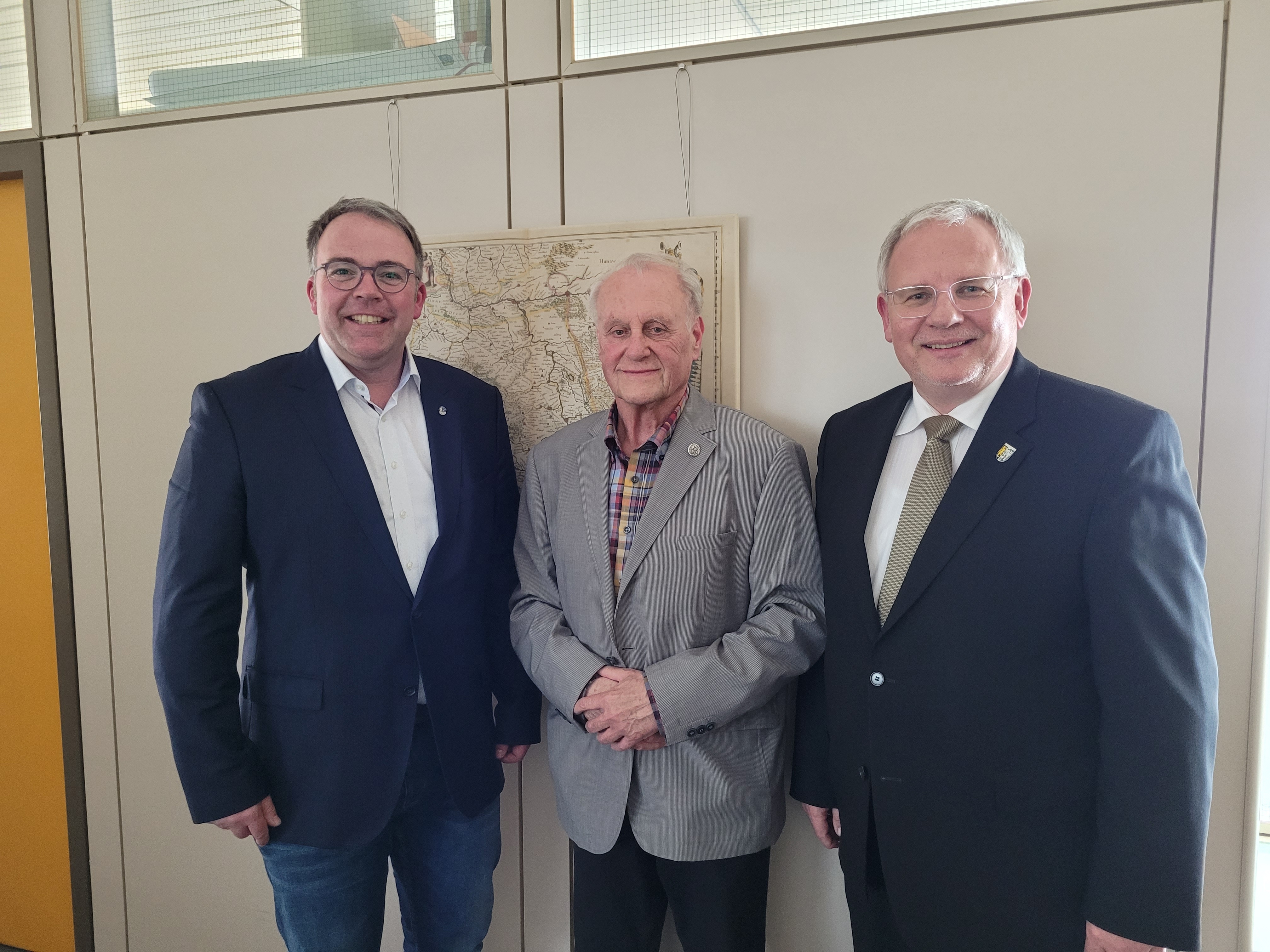 Bei der Verleihung der Ehrennadel (von links): Haßlochs Bürgermeister Tobias Meyer, Norbert Stuck und Landrat Hans-Ulrich Ihlenfeld.
