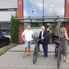 Vor EWA in Wachenheim (von links): Siegfried Kraft, Hans-Ulrich Ihlenfeld, Sonja Zimmermann.