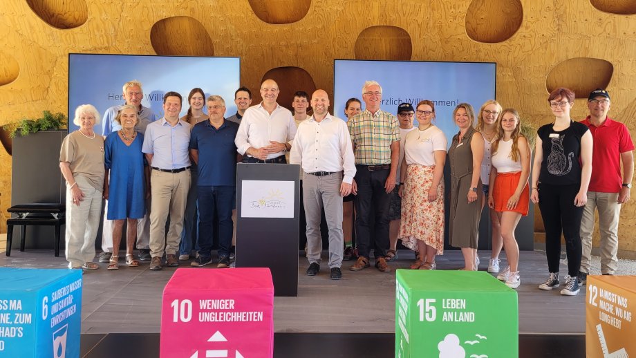Das Foto zeigt die Akteure des ersten Buga-Tages, in der Mitte stehen der Erste Kreisbeigeordnete Timo Jordan (rechts vom Pult) und die Kreisbeigeordneten Sven Hoffmann (hinterm Pult) und Reinhold Pfuhl (links vom Pult).