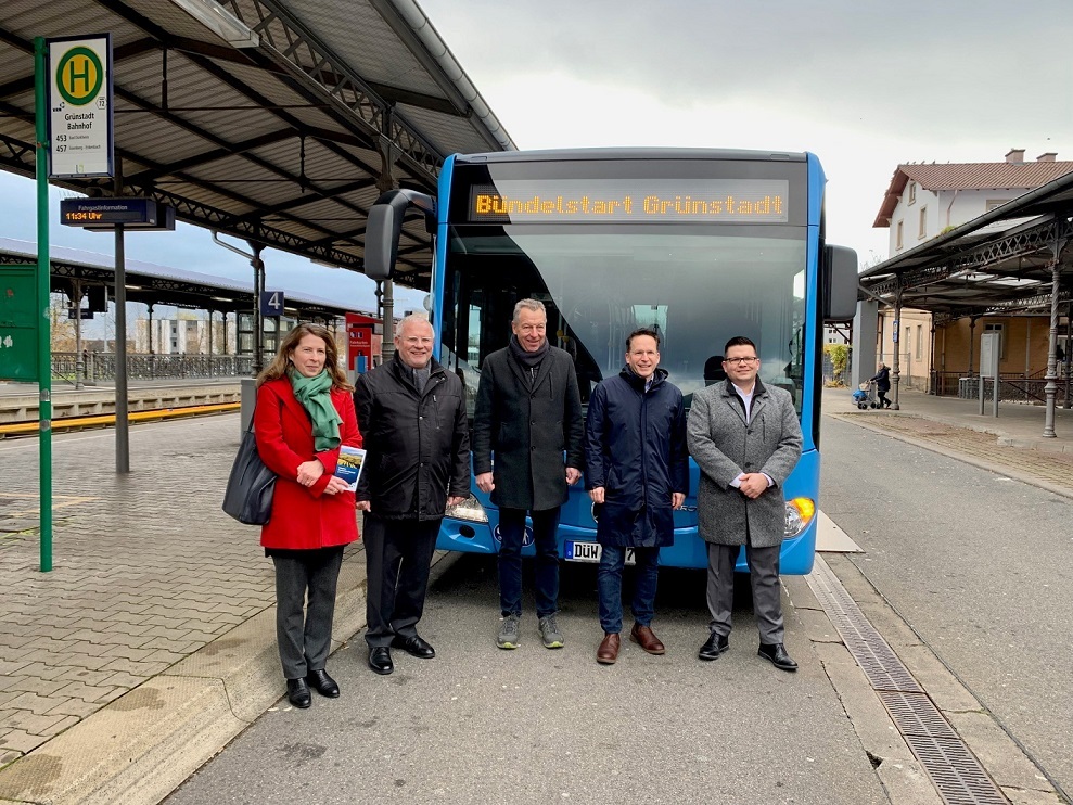 Sabine Eichhorn (Abteilungsleiterin Aufgabenträgermanagement VRN), Hans-Ulrich Ihlenfeld (Landrat des Landkreises Bad Dürkheim), Klaus Wagner (Bürgermeister der Stadt Grünstadt), Michael Heilmann (Verbandsdirektor des ZÖPNV Süd), Marc Hein (Geschäftsführer der Verkehrsbetriebe Leininger Land - Eistal-Bus GmbH, VLL)