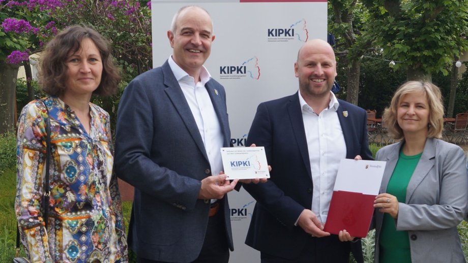 Das Bild zeigt von links Klimaschutzmanagerin Natalia Koch (Kreisverwaltung Bad Dürkheim), Kreisbeigeordneter Sven Hoffmann, Erster Kreisbeigeordneter Timo Jordan und Klimaschutzministerin Katrin Eder bei der Übergabe des Förderbescheid.