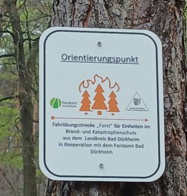 Hinweisschild Übungsstrecke Forst Orientierungspunkt