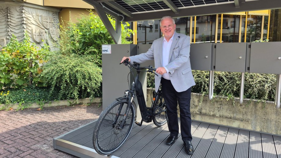 Mann mit Fahrrad.