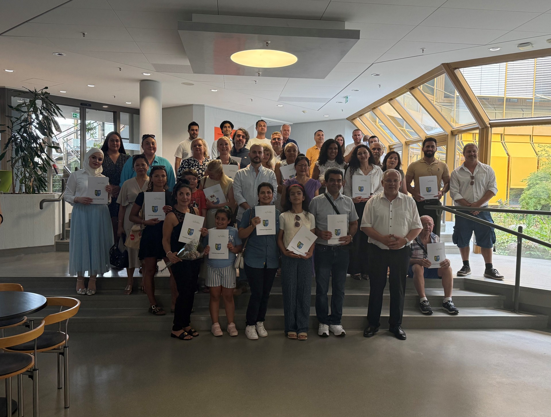 Gruppenfoto der eingebürgerten Personen mit Landrat Ihlenfeld.