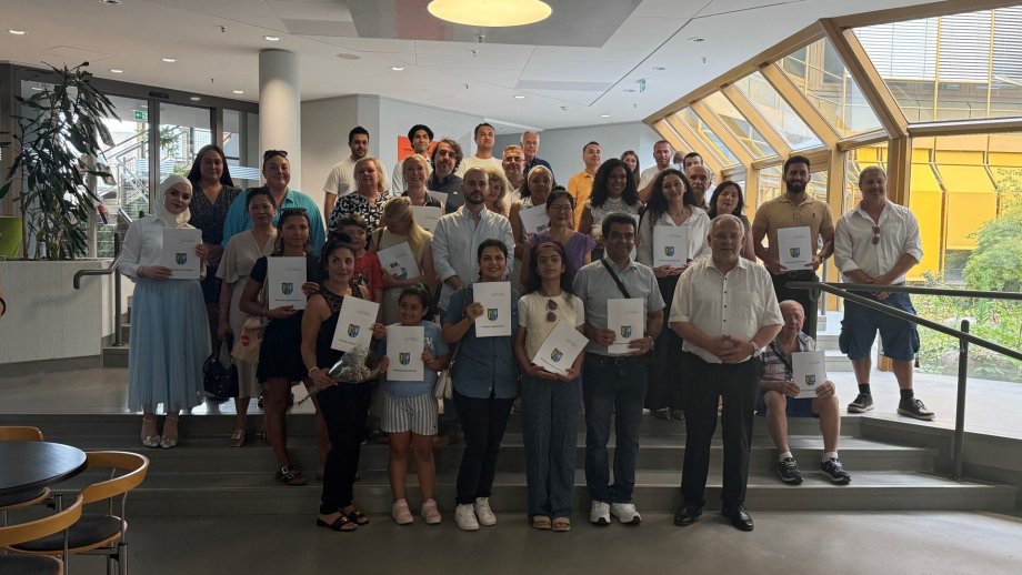 Gruppenfoto der eingebürgerten Personen mit Landrat Ihlenfeld.
