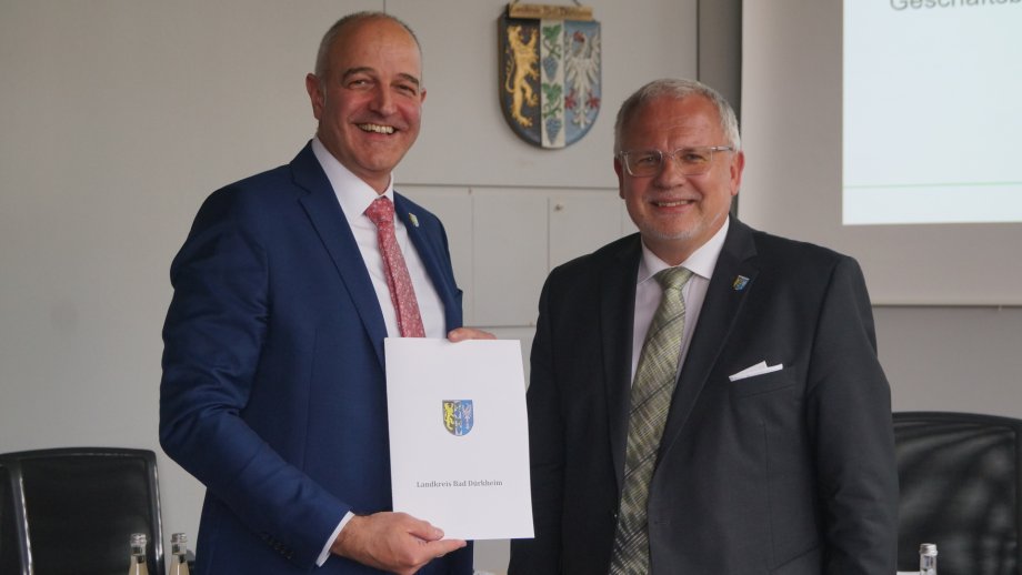 Kreisbeigeordneter Sven Hoffmann (links) und Landrat Hans-Ulrich Ihlenfeld (rechts)