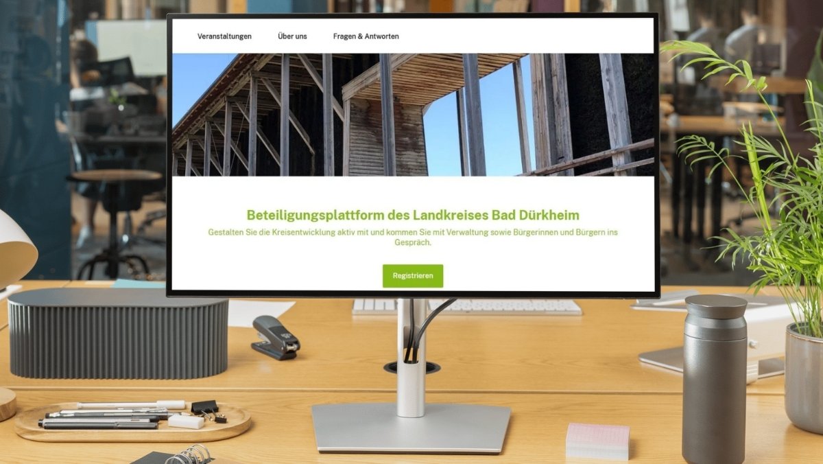 Schreibtisch mit Bildschirm