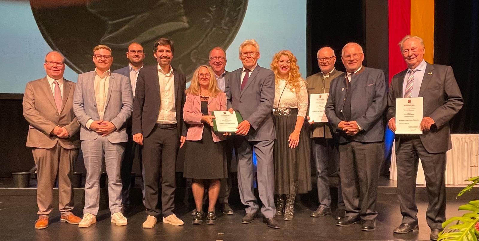 Von links nach rechts: Jürgen Oberholz (Bürgermeister VG Freinsheim), Jonas Bender (ehrenamtlicher Beigeordneter Landkreis Bad Dürkheim), Daniel Krauß (Bürgermeister VG Leiningerland), Minister Sven Teuber, Renate Armbrust, Torsten Bechtel (Bürgermeister VG Wachenheim), Reinhold Niederhöfer, Katharina Schuler (CDU-Landtagsabgeordnete aus Haßloch), Klaus Schneider, Landrat Hans-Ulrich Ihlenfeld, Friedrich Hofmann