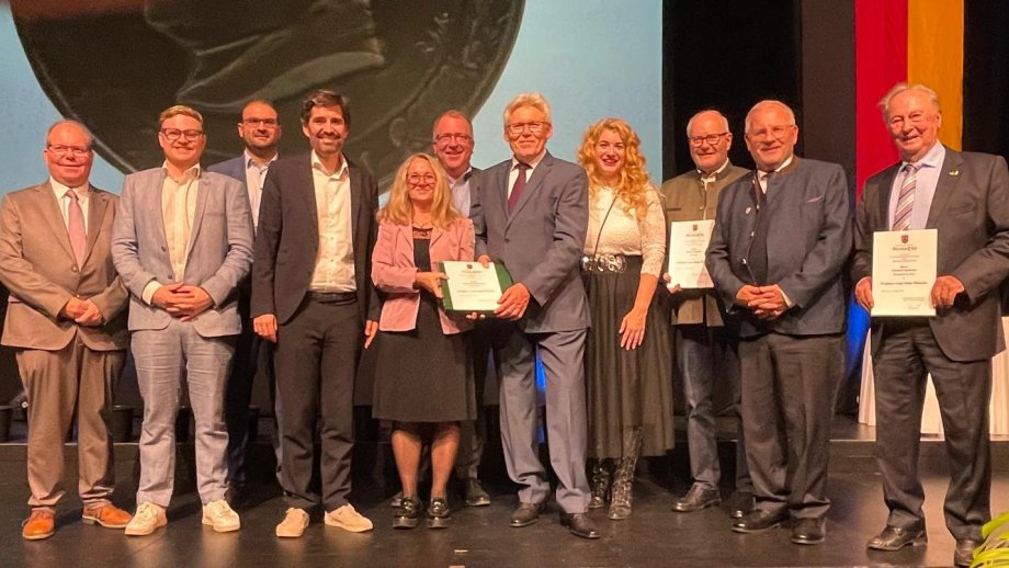 Von links nach rechts: Jürgen Oberholz (Bürgermeister VG Freinsheim), Jonas Bender (ehrenamtlicher Beigeordneter Landkreis Bad Dürkheim), Daniel Krauß (Bürgermeister VG Leiningerland), Minister Sven Teuber, Renate Armbrust, Torsten Bechtel (Bürgermeister VG Wachenheim), Reinhold Niederhöfer, Katharina Schuler (CDU-Landtagsabgeordnete aus Haßloch), Klaus Schneider, Landrat Hans-Ulrich Ihlenfeld, Friedrich Hofmann