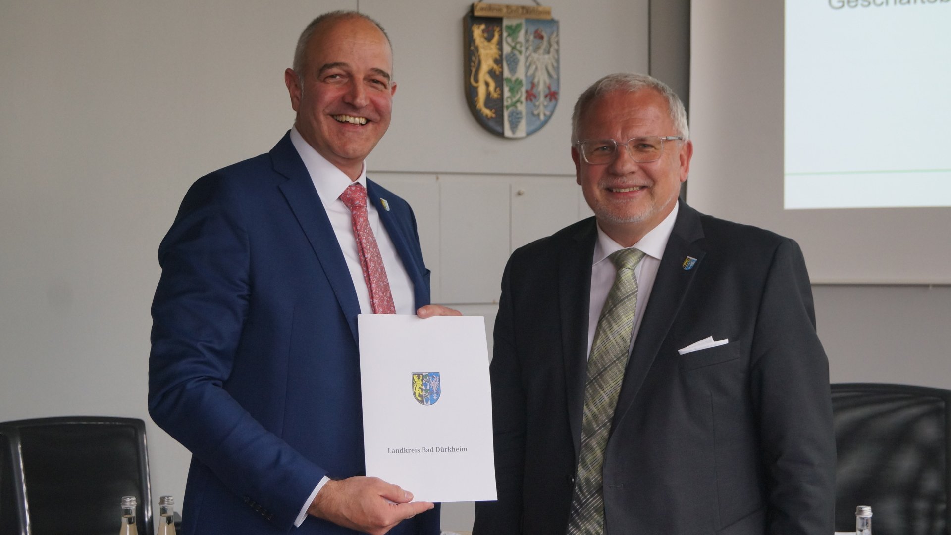 Kreisbeigeordneter Sven Hoffmann (links) und Landrat Hans-Ulrich Ihlenfeld (rechts)