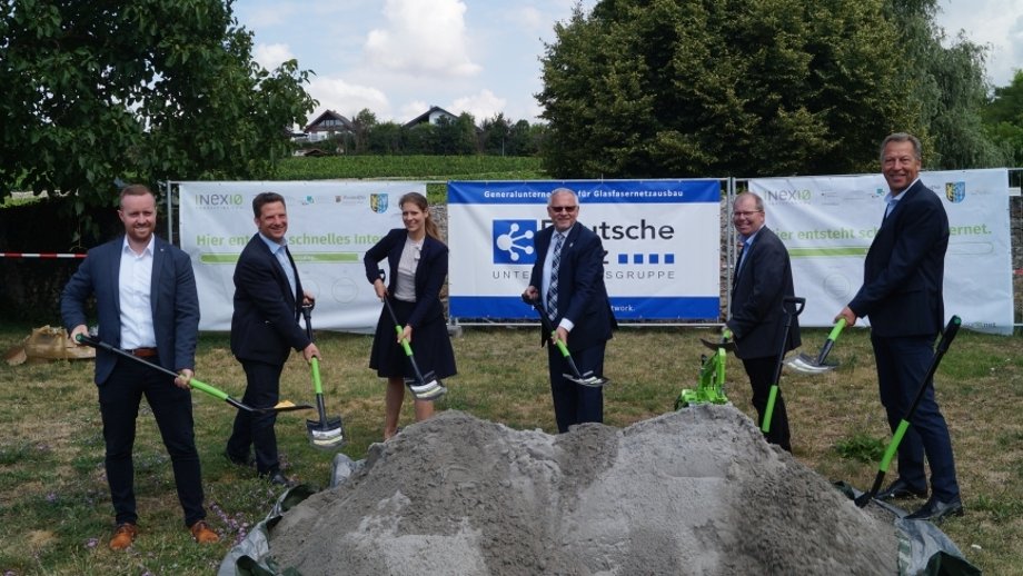 Auf dem Bild von links: Jan Philip Pavic (Inexio), Bürgermeister Frank Rüttger, Melanie Spies (Atene Kom), Landrat Hans-Ulrich Ihlenfeld, Bürgermeister Jürgen Oberholz, Bürgermeister Klaus Wagner.