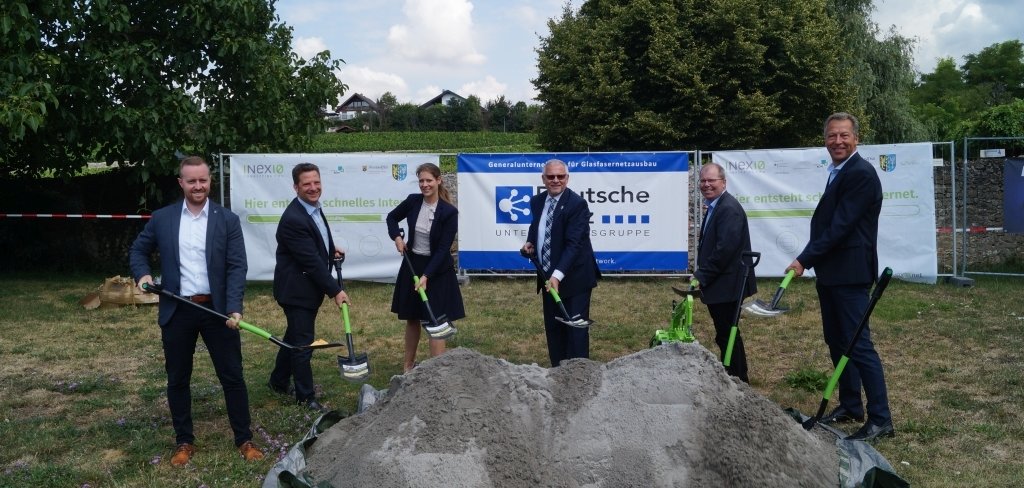 Auf dem Bild von links: Jan Philip Pavic (Inexio), Bürgermeister Frank Rüttger, Melanie Spies (Atene Kom), Landrat Hans-Ulrich Ihlenfeld, Bürgermeister Jürgen Oberholz, Bürgermeister Klaus Wagner.