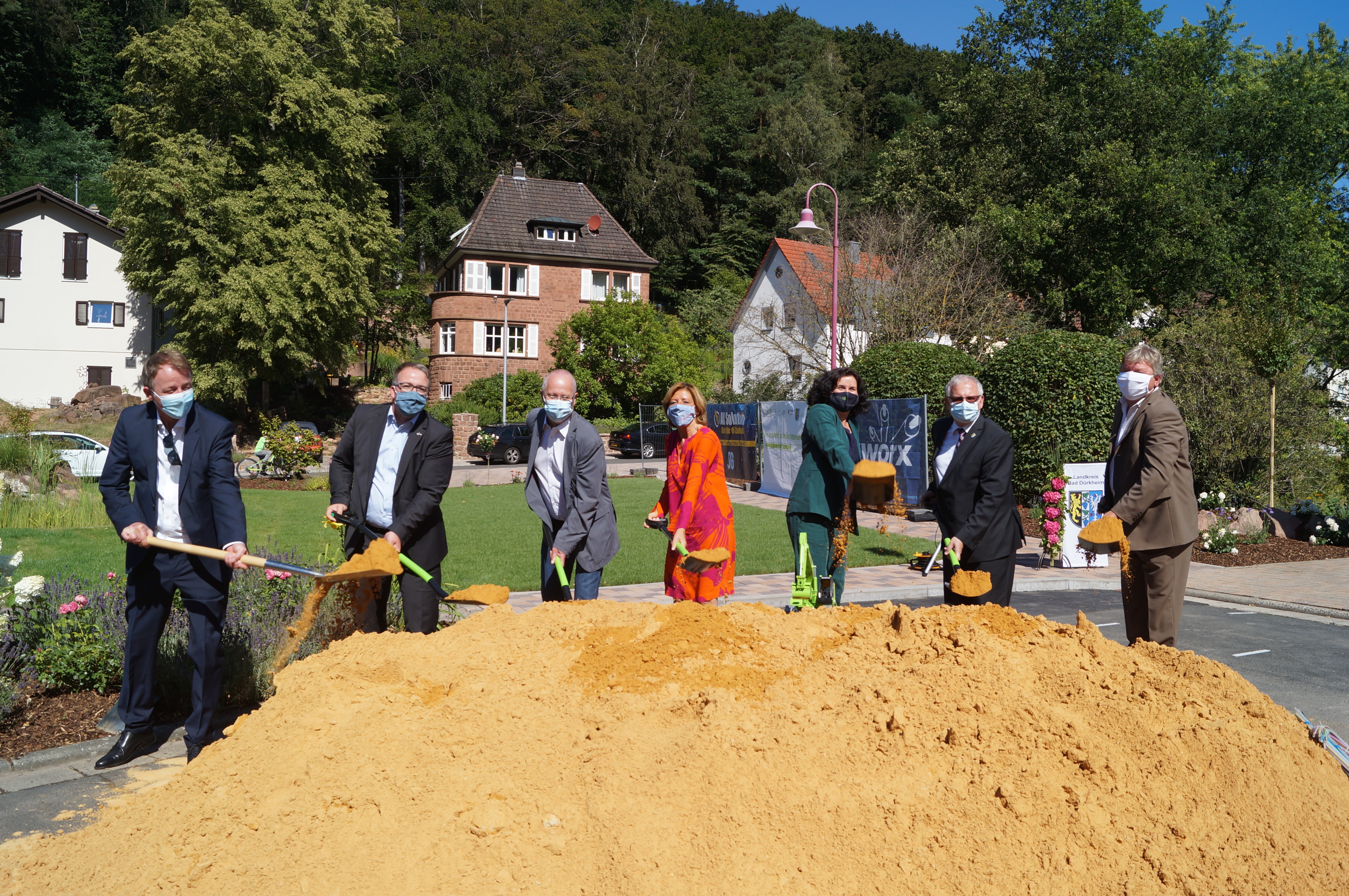 von links nach rechts: Dr. Ulrich Nitschke (Atene Kom), Tobias Meyer (Erster Beigeordneter Haßloch), Manfred Kirr (Bürgermeister VG Lambrecht), Malu Dreyer, Anja Genetsch (Inexio), Landrat Hans-Ulrich Ihlenfeld, Reiner Koch (Ortsbürgermeister Lindenberg)