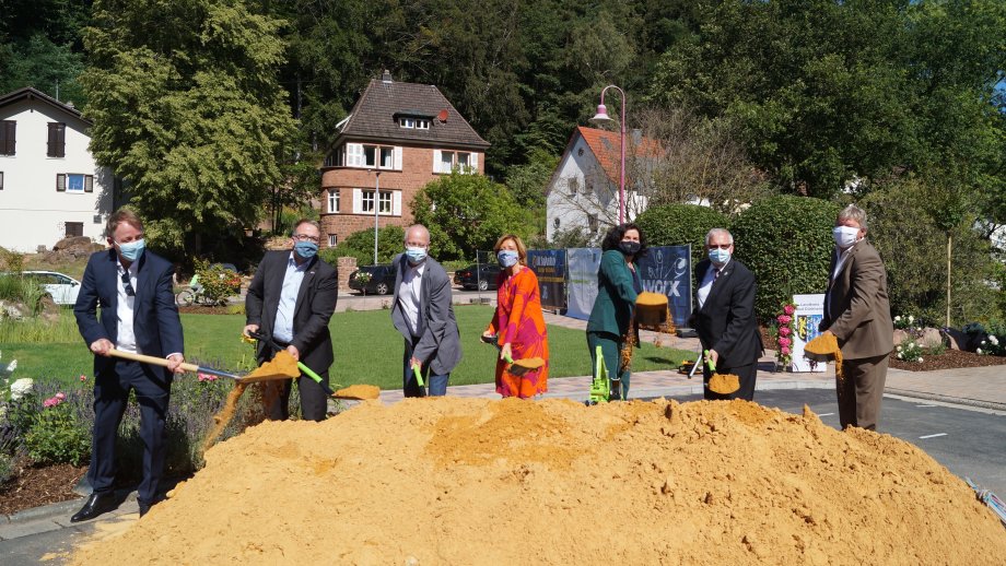 von links nach rechts: Dr. Ulrich Nitschke (Atene Kom), Tobias Meyer (Erster Beigeordneter Haßloch), Manfred Kirr (Bürgermeister VG Lambrecht), Malu Dreyer, Anja Genetsch (Inexio), Landrat Hans-Ulrich Ihlenfeld, Reiner Koch (Ortsbürgermeister Lindenberg)