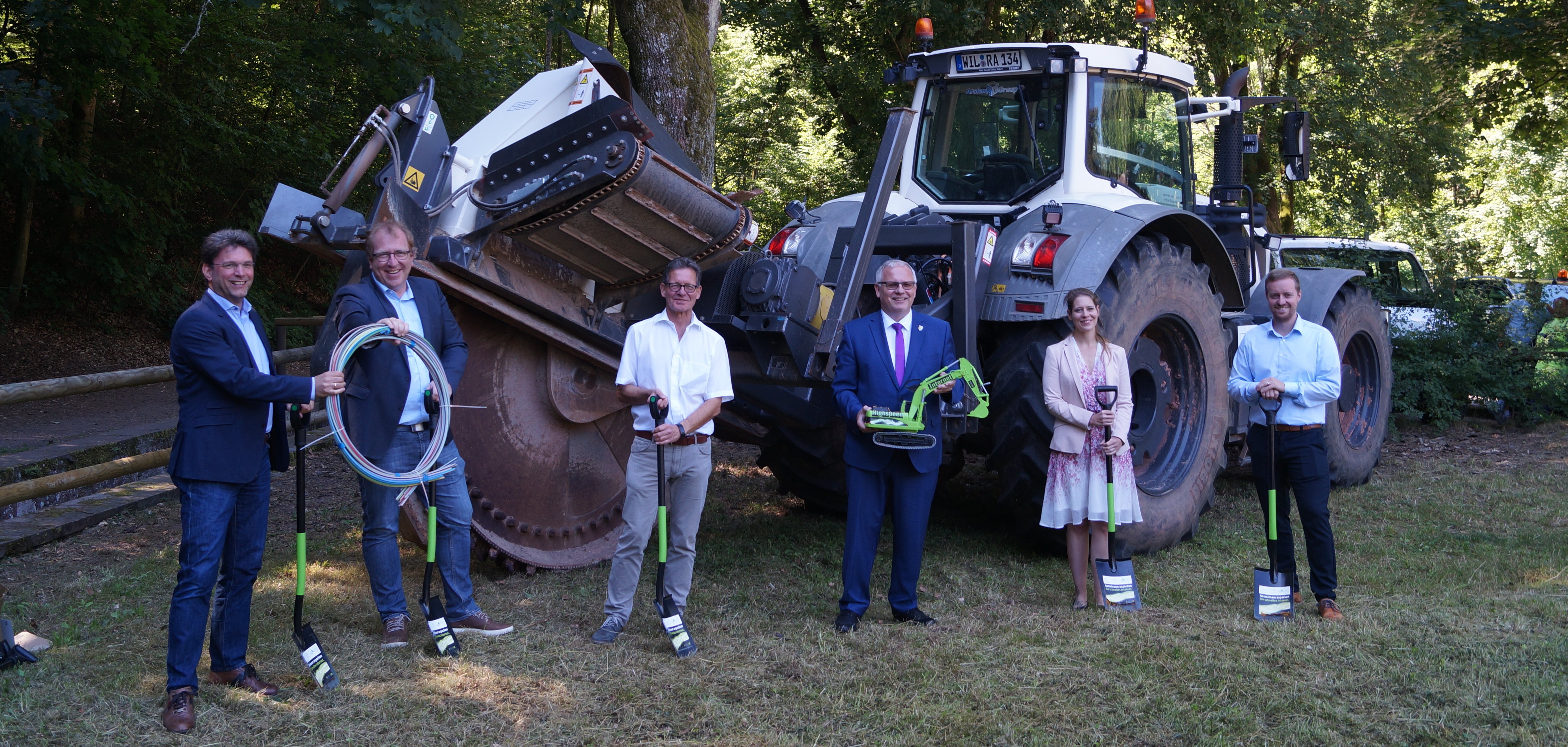 Auf dem Bild von links: Bürgermeister Christoph Glogger (Bad Dürkheim), Bürgermeister Torsten Bechtel (VG Wachenheim), Bürgermeister Peter Lubenau (VG Deidesheim), Landrat Hans-Ulrich Ihlenfeld, Melanie Spies (Atene Kom), Jan Philip Pavic (Inexio)