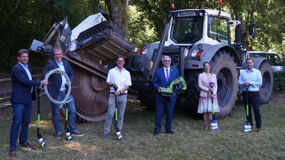 Auf dem Bild von links: Bürgermeister Christoph Glogger (Bad Dürkheim), Bürgermeister Torsten Bechtel (VG Wachenheim), Bürgermeister Peter Lubenau (VG Deidesheim), Landrat Hans-Ulrich Ihlenfeld, Melanie Spies (Atene Kom), Jan Philip Pavic (Inexio)