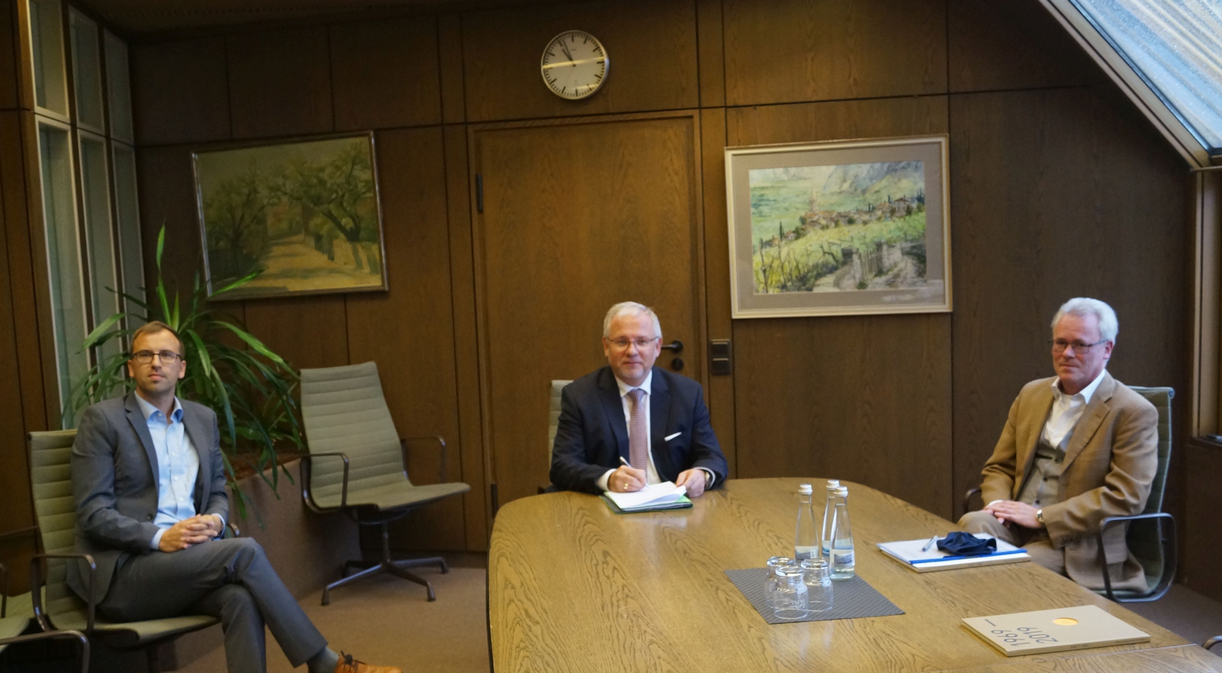 Auf dem Bild, v.L.: Marcel Hebeler, Landrat Hans-Ulrich Ihlenfeld, Thomas Schweizer