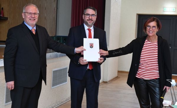 (v.l.): Landrat Hans-Ulrich Ihlenfeld (Landkreis Bad Dürkheim), Oberbürgermeister Marc Weigel (Stadt Neustadt), Wirtschaftsstaatssekretärin Petra Dick-Walther (Ministerium für Wirtschaft, Verkehr, Landwirtschaft und Weinbau)