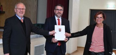 Bei der Übergabe (v.li.): Landrat Hans-Ulrich Ihlenfeld, Bürgermeister Marc Weigel und Staatssekretärin Petra Dick-Walther.