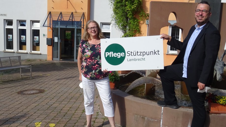 Silke Weißenmayer und Martin Franke vor dem Pflegestützpunkt Lambrecht