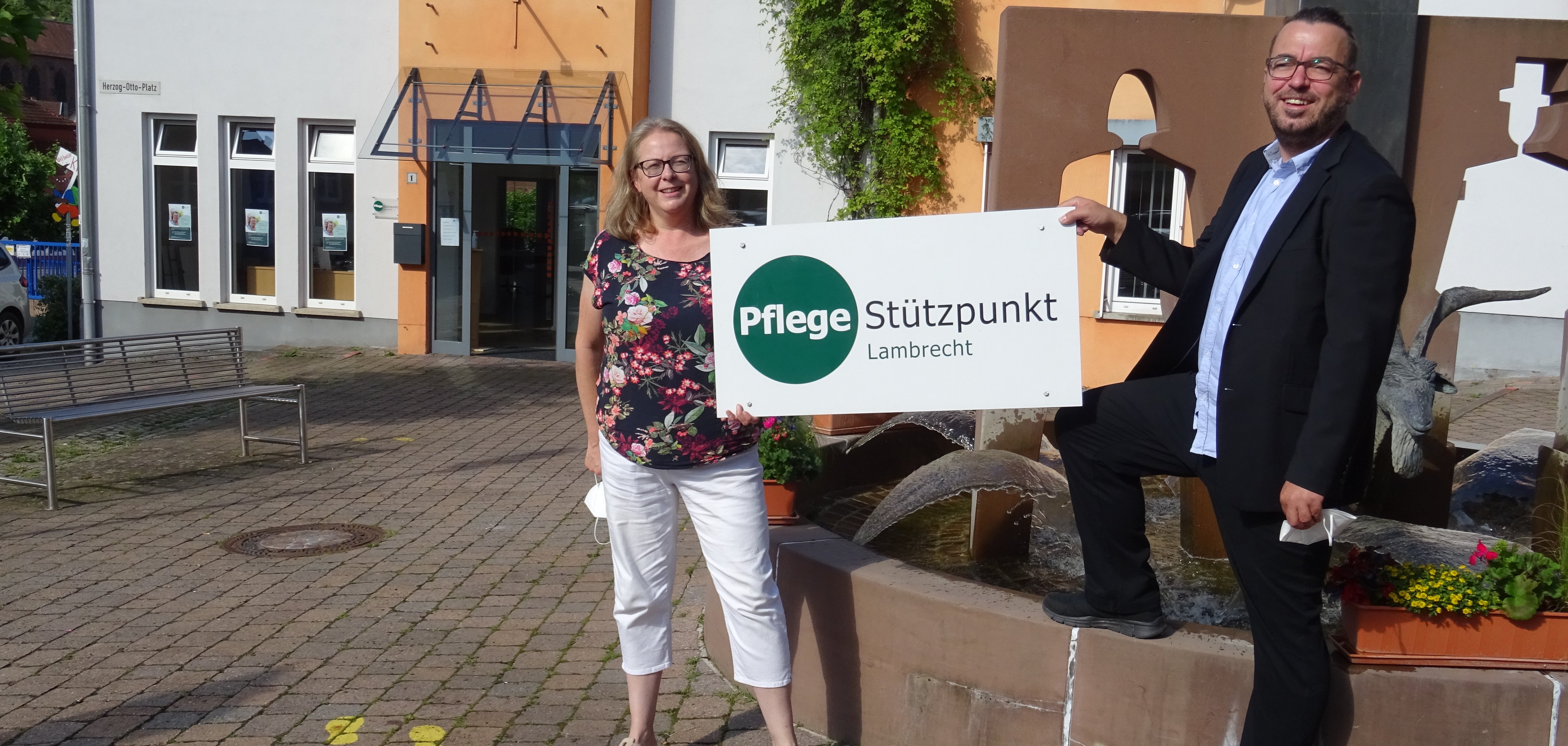 Silke Weißenmayer und Martin Franke vor dem Pflegestützpunkt Lambrecht
