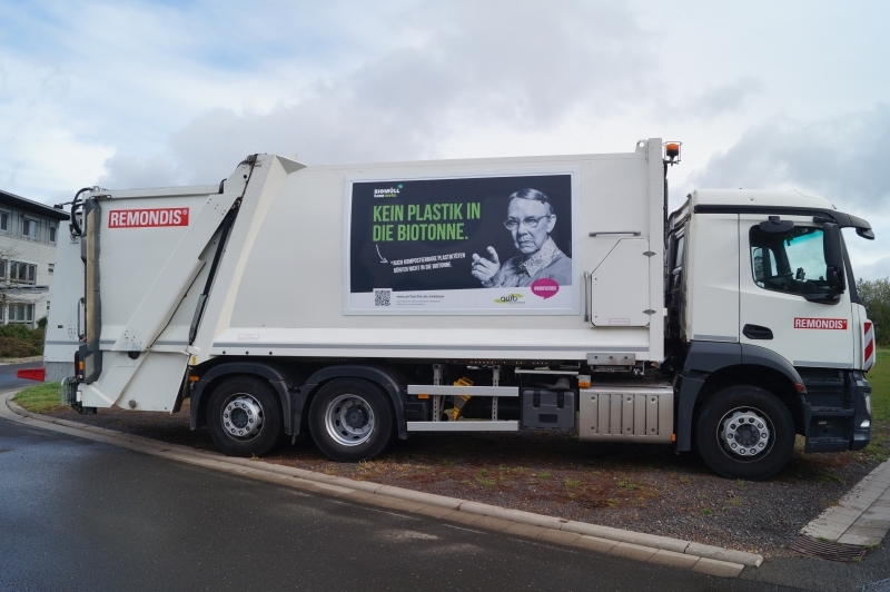 Müllfahrzeug mit Werbeaufdruck Wir für Bio