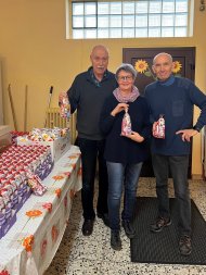 Vertreter der Tafel Grünstadt mit Schoko-Nikoläusen. 