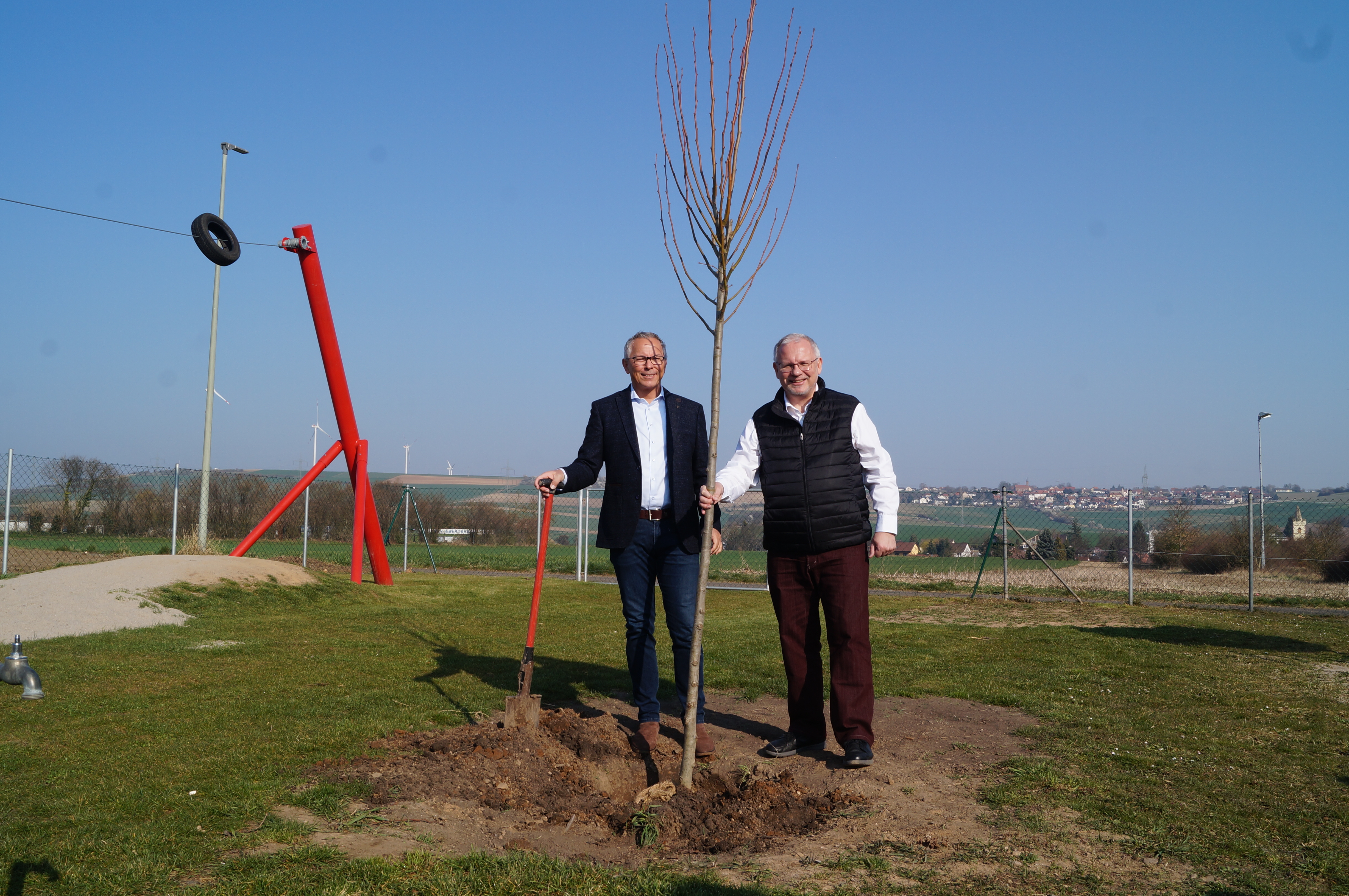 Sparkassendirektor Andreas Ott und Landrat Hans-Ulrich Ihlenfeld (v.l.n.r.) beim Baumpflanzen