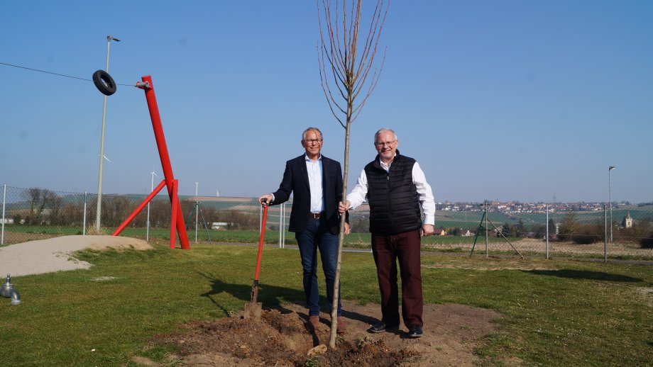 Sparkassendirektor Andreas Ott und Landrat Hans-Ulrich Ihlenfeld (v.l.n.r.) beim Baumpflanzen