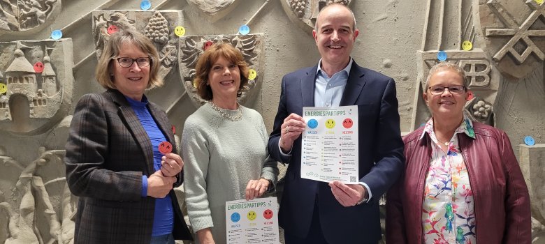 Vertreterinnen des Beirats für Migration und Integration übergibt dem Kreisbeigeordneten Sven Hoffmann symbolisch die Sticker und Infoblätter (von links): Birgit Groß, Ellen Messner-Vogelesang, Sven Hoffmann und die neue Vorsitzende Andrea Scheuermann. 
