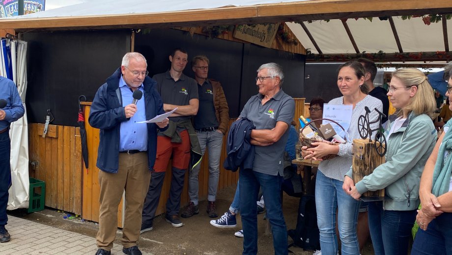 Landrat Ihlenfeld spricht auf dem Zwischenmarkt zum Stadtradeln-Abschluss