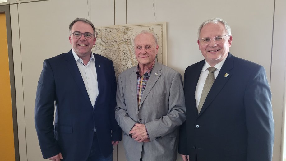 Bei der Verleihung der Ehrennadel (von links): Haßlochs Bürgermeister Tobias Meyer, Norbert Stuck und Landrat Hans-Ulrich Ihlenfeld.