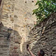 André Straub mit Smartphone am Casinoturm der Stadtmauer Freinsheim