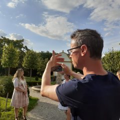 André Straub von "Heimatlicher" erklärt Smartphone-Fotografie im Barockgarten Freinsheim.