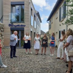 Landrat Hans-Ulrich Ihlenfeld und Hoheiten vor Heimatlichter-Büro