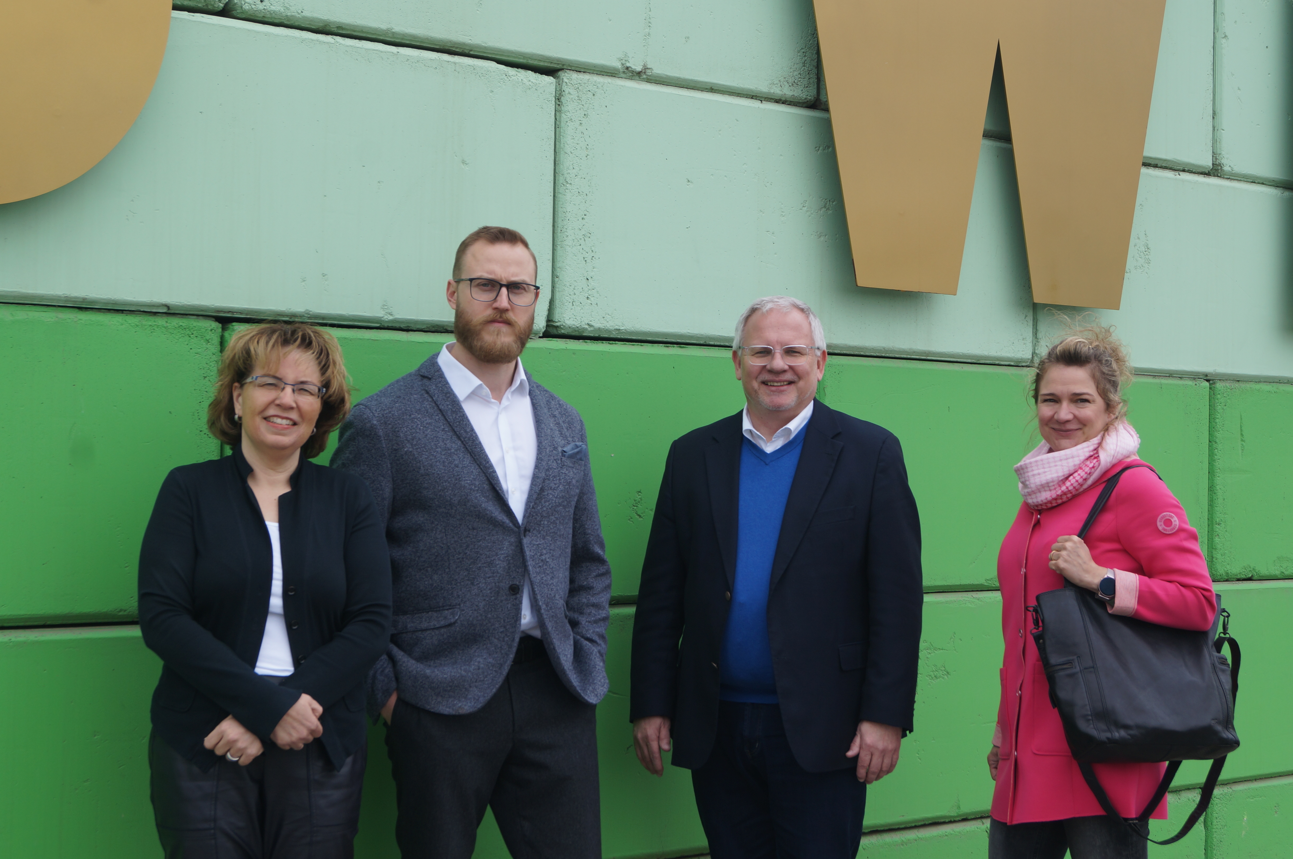 KRG Grünstadt (v.li.): Geschäftsführerin Dorothee Röckinghausen und Geschäftsführer Torben Kraffczyk mit Landrat Ihlenfeld und Sonja Zimmermann