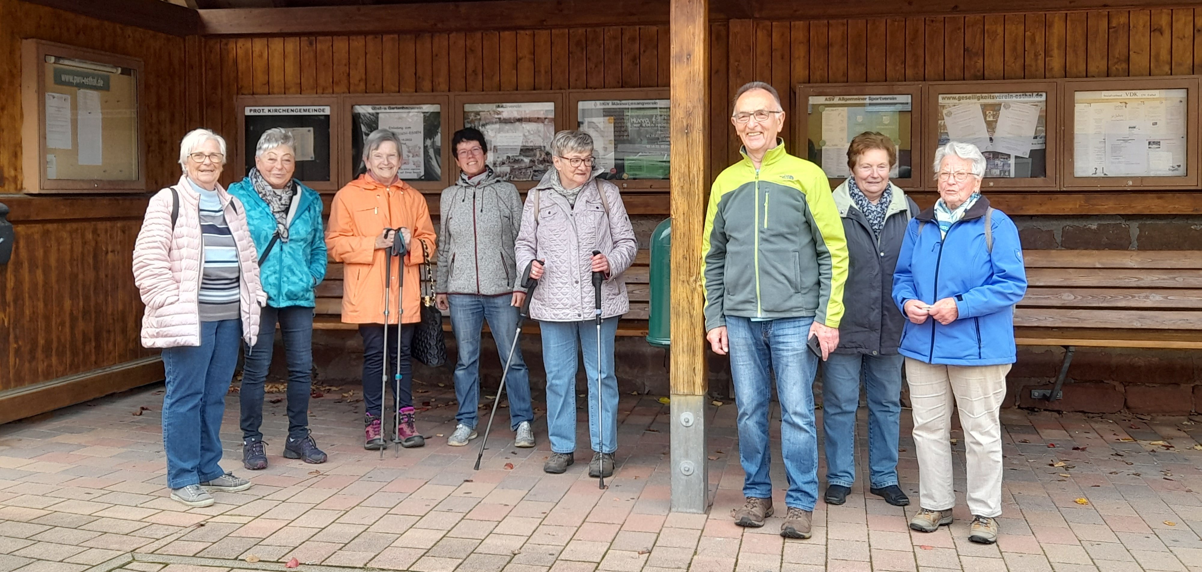 Ältere Menschen bei Wanderung