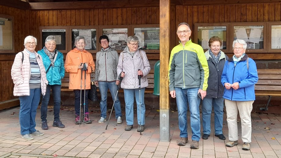 Ältere Menschen bei Wanderung