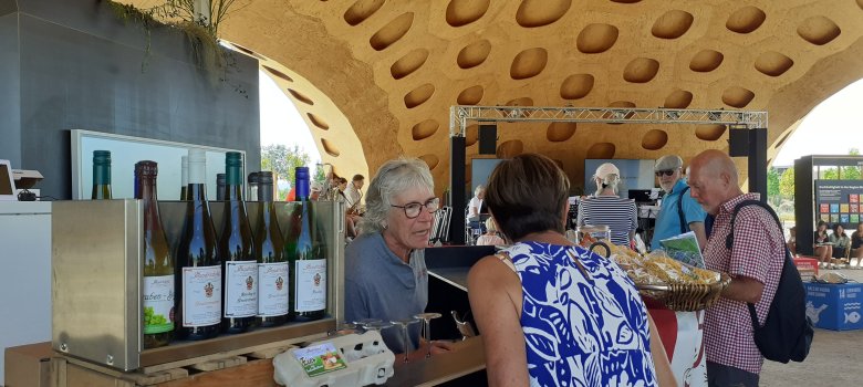 Zwei Frauen unterhalten sich am Stand des Handrichshofs.