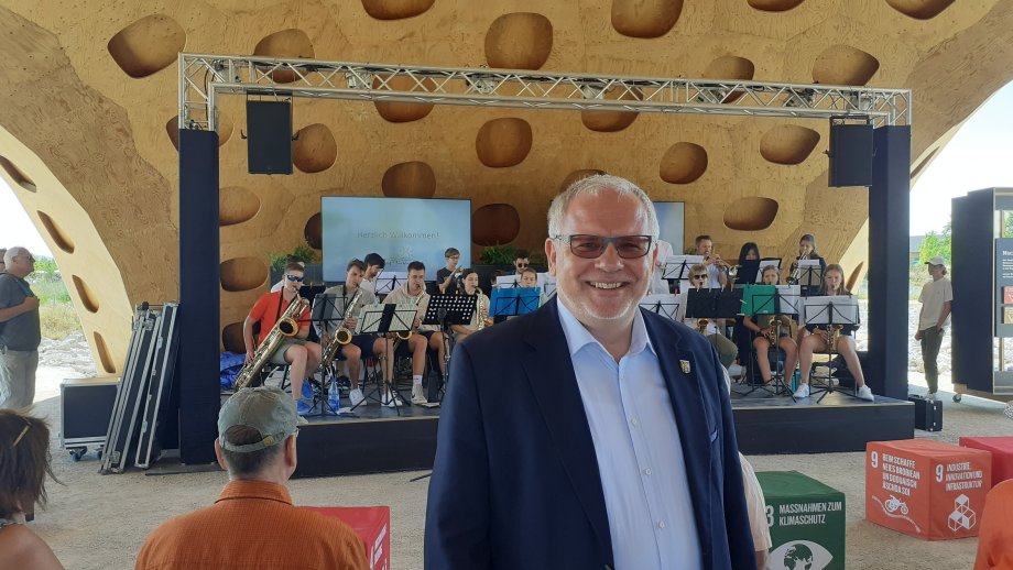 Landrat Hans-Ulrich Ihlfenfeld, im Hintergrund die Big Band des Werner-Heisenberg-Gymnasiums