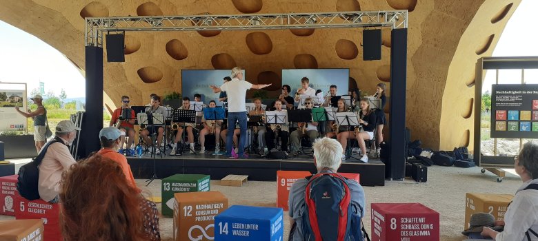 Big Band des Werner-Heisenberg-Gymnasiums, im Vordergrund sitzen Menschen