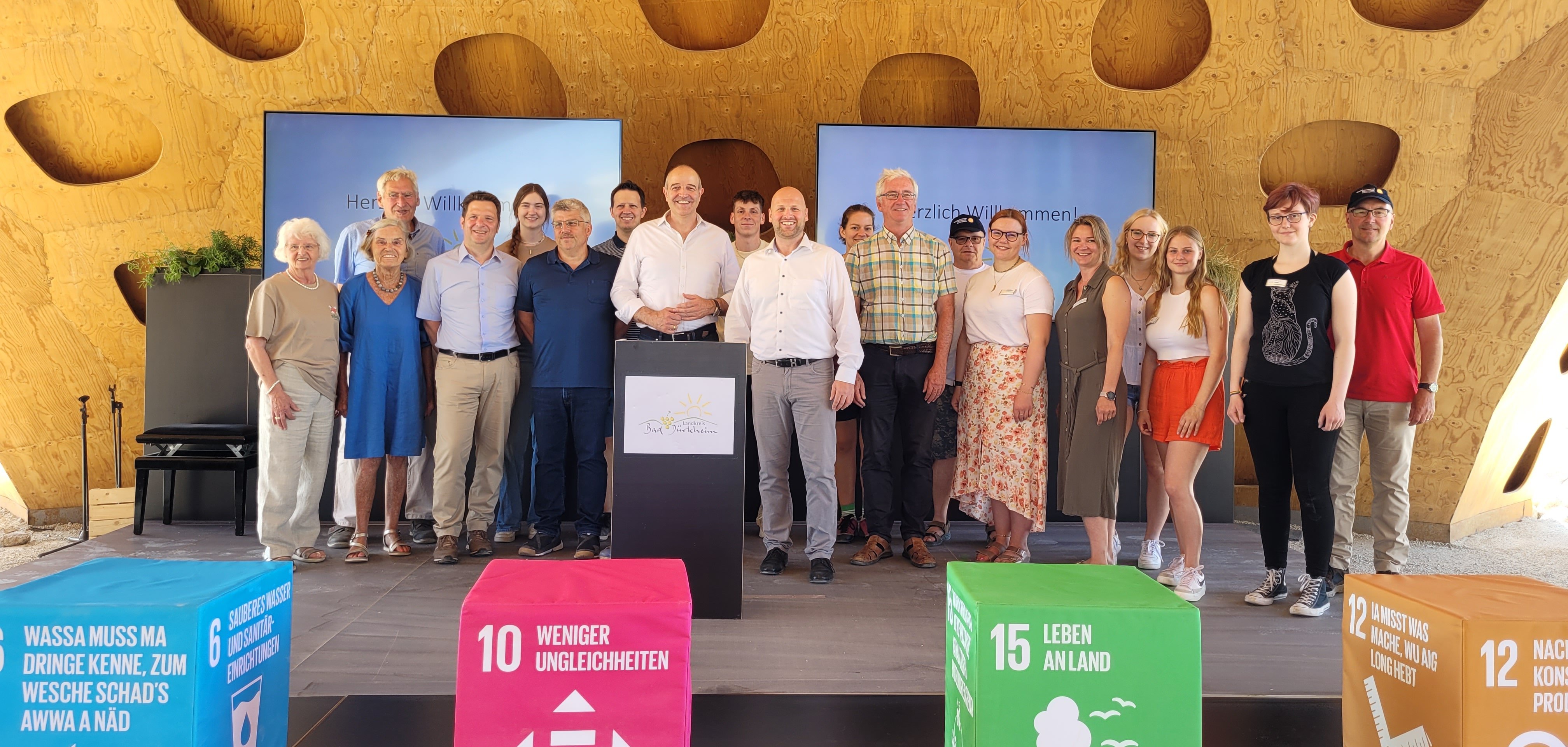 Das Foto zeigt die Akteure des ersten Buga-Tages, in der Mitte stehen der Erste Kreisbeigeordnete Timo Jordan (rechts vom Pult) und die Kreisbeigeordneten Sven Hoffmann (hinterm Pult) und Reinhold Pfuhl (links vom Pult). 