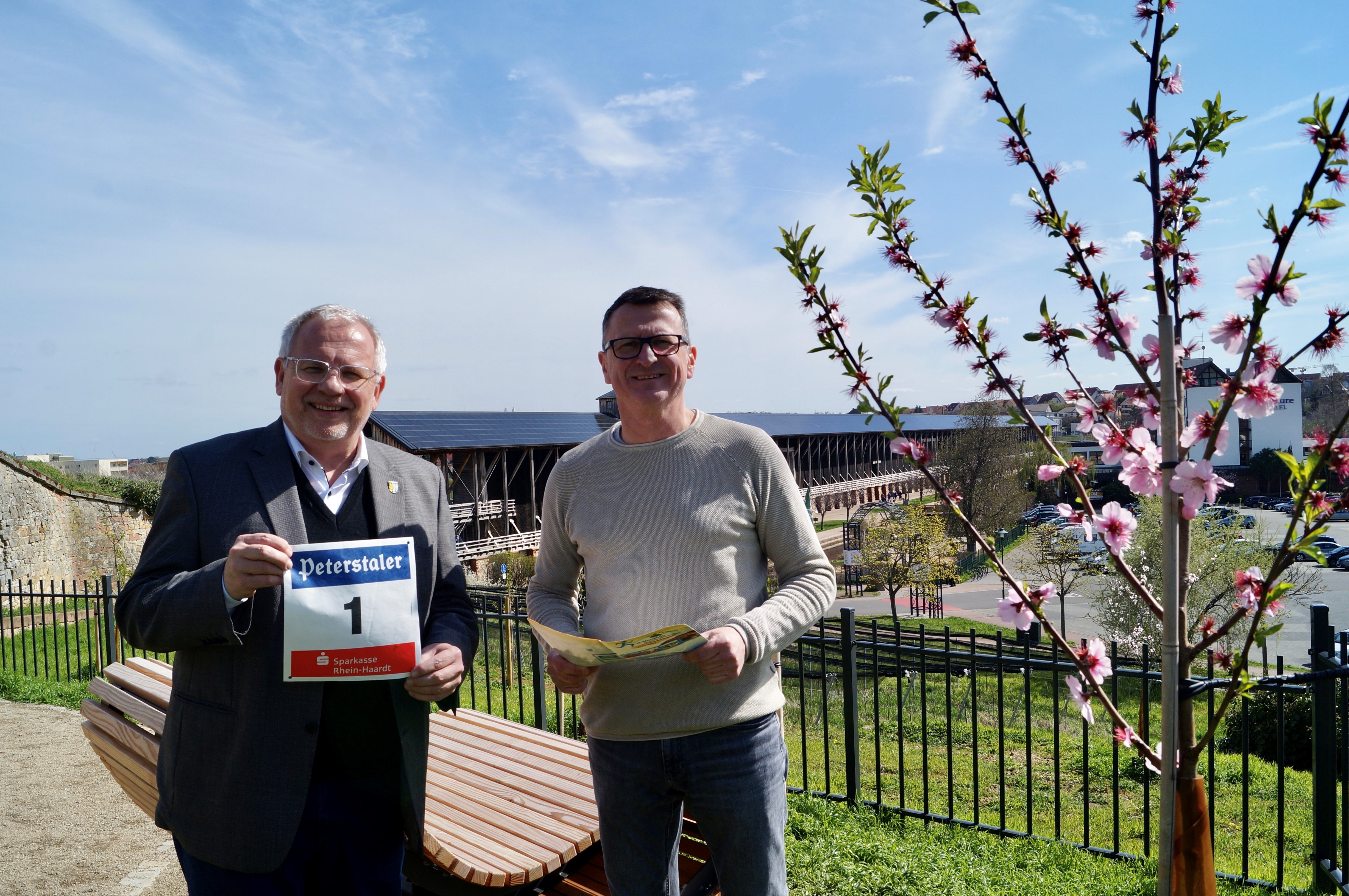 Landrat Ihlenfeld und Marathon-Organisator Rolf Kley (re.) vor der Saline in Bad Dürkheim, an der auch die Laufstrecke vorbei führt.