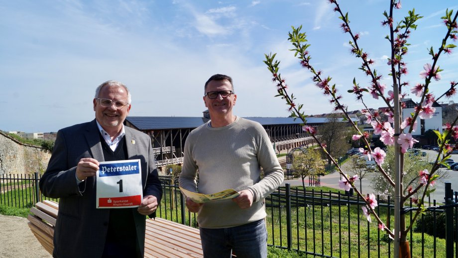 Landrat Ihlenfeld und Marathon-Organisator Rolf Kley (re.) vor der Saline in Bad Dürkheim, an der auch die Laufstrecke vorbei führt.