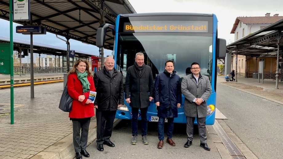 Sabine Eichhorn (Abteilungsleiterin Aufgabenträgermanagement VRN), Hans-Ulrich Ihlenfeld (Landrat des Landkreises Bad Dürkheim), Klaus Wagner (Bürgermeister der Stadt Grünstadt), Michael Heilmann (Verbandsdirektor des ZÖPNV Süd), Marc Hein (Geschäftsführer der Verkehrsbetriebe Leininger Land - Eistal-Bus GmbH, VLL)