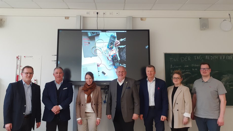 Von links im Werner-Heisenberg-Gymnasium: Schulleiter Armin Rebholz, Rainer Bade, Lehrerin Simone Hoff, Landrat Hans-Ulrich Ihlenfeld, Vorstandsvorsitzender Gerhard Bugla, Kreis-Mitarbeiterin Yvonne Mattern (Schulreferat), Kreis-IT-Mitarbeiter Malte Anstätt