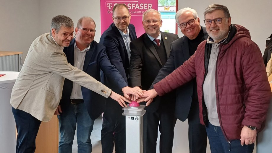 Von links: Erster Ortsbeigeordneter Klaus Mathis, Weisenheim am Sand, Bürgermeister Jürgen Oberholz, VG Freinsheim, Gerd Schäfer, Telekom, Landrat Hans-Ulrich Ihlenfeld, Martin Stiebitz, Telekom, Erster Ortsbeigeordneter Klaus Lindenblatt, Weisenheim am Berg.