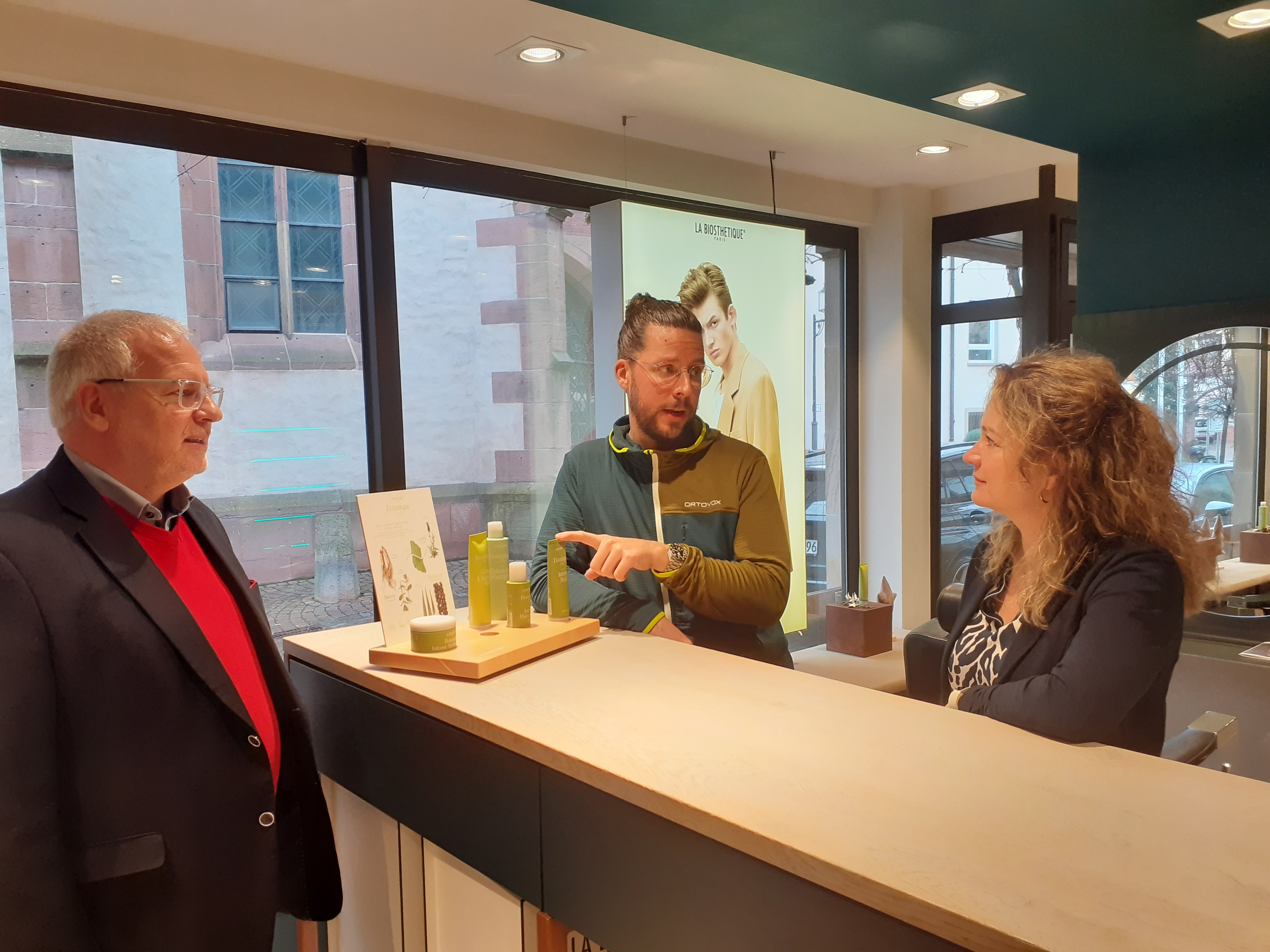 Von links: Landrat Ihlenfeld, Friseur Florian Wittmer, Wirtschaftsreferentin Sonja Zimmermann im Friseursalon in Deidesheim.