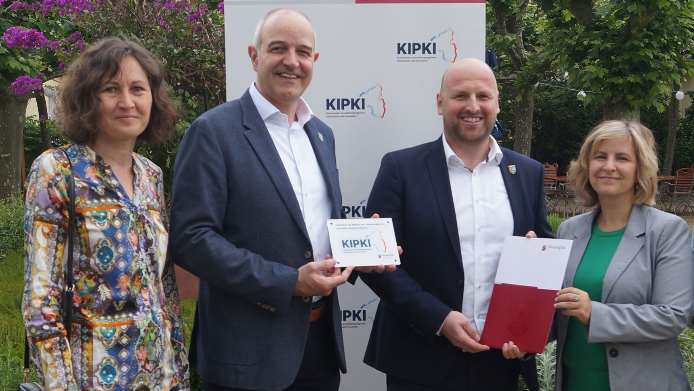 Das Bild zeigt von links  Klimaschutzmanagerin Natalia Koch (Kreisverwaltung Bad Dürkheim), Kreisbeigeordneter Sven Hoffmann, Erster Kreisbeigeordneter Timo Jordan und Klimaschutzministerin Katrin Eder bei der Übergabe des Förderbescheid.