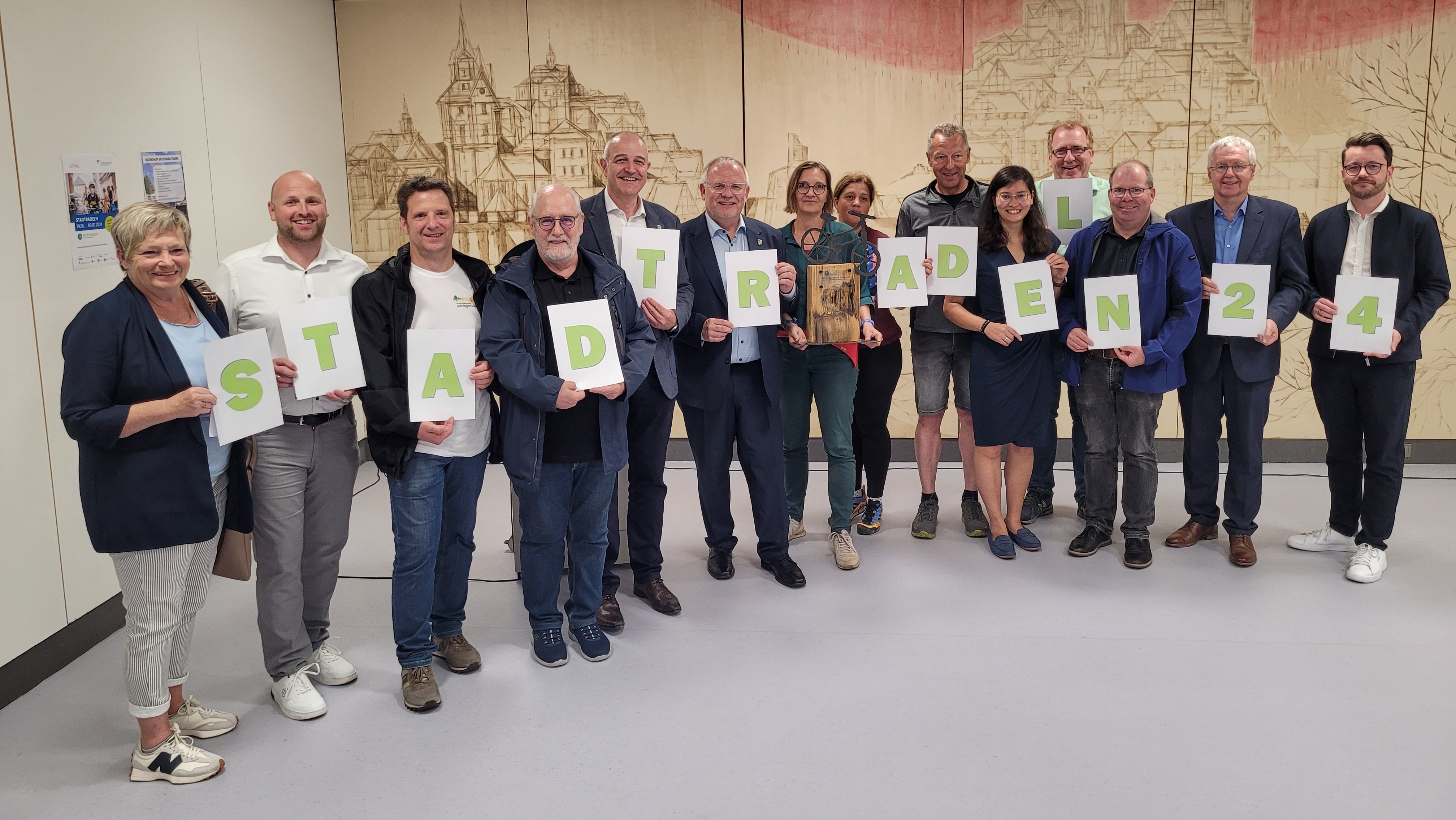 Die Stadtradeln-Stars sowie kommunalpolitische Vertreter der Städte, Verbandsgemeinden und des Landkreises.